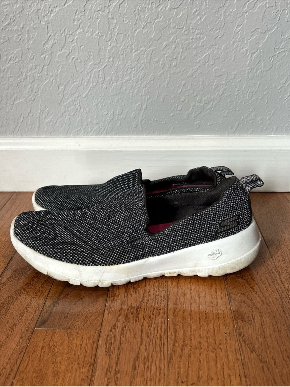 Skechers Go Walk Walking Shoes Slip On Sneakers Women’s Size 6.5 Black